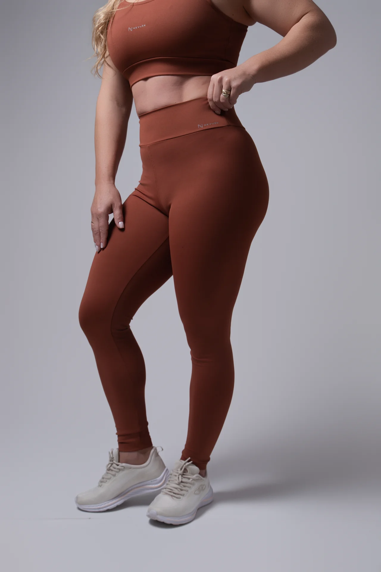 Conjunto Sculpt NEVUÉR — Marrom Terracota · lateral