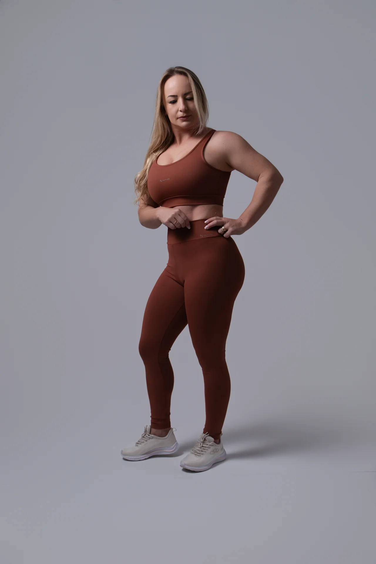 Conjunto Sculpt NEVUÉR — Marrom Terracota · lateral
