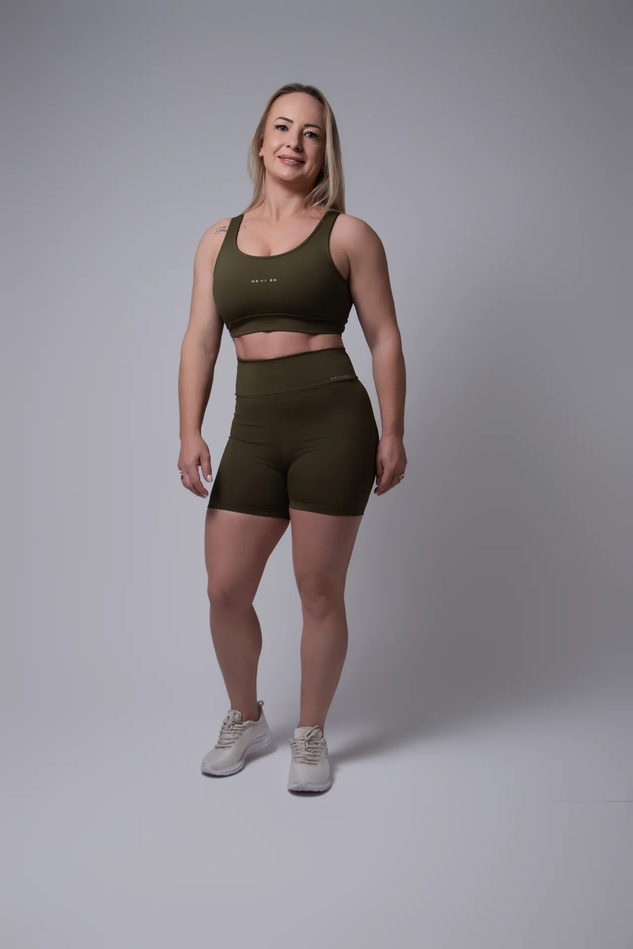 Conjunto Sculpt NEVUÉR — Verde Militar · frente