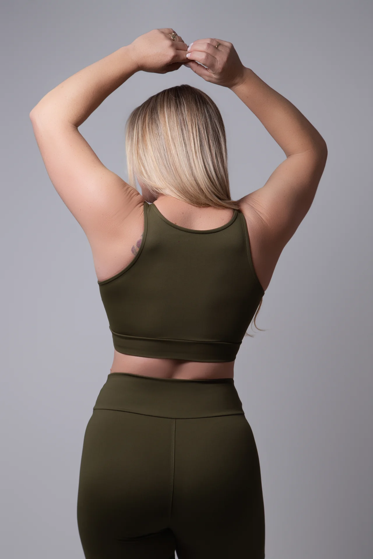 Conjunto Sculpt NEVUÉR — Verde Militar · costas