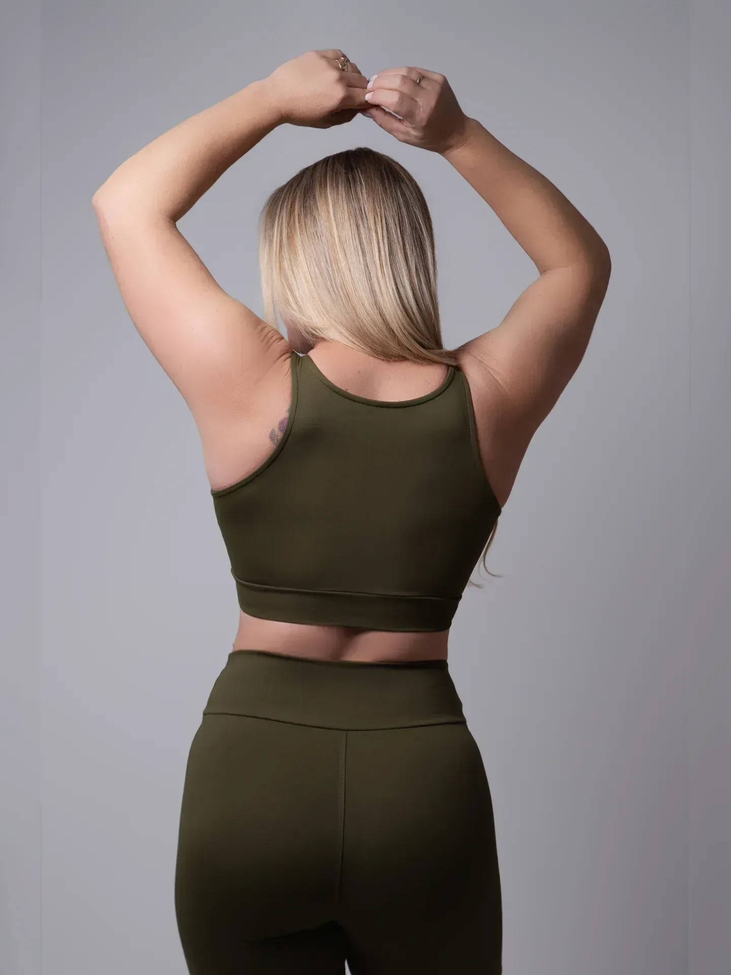 Conjunto Sculpt Shorts NEVUÉR Verde Militar